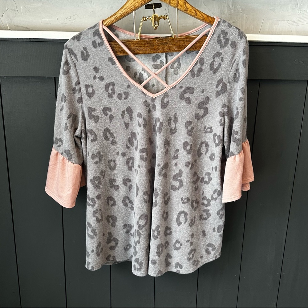 Storyteller‎ Women's Pink Gray Cheetah Top Size 1X